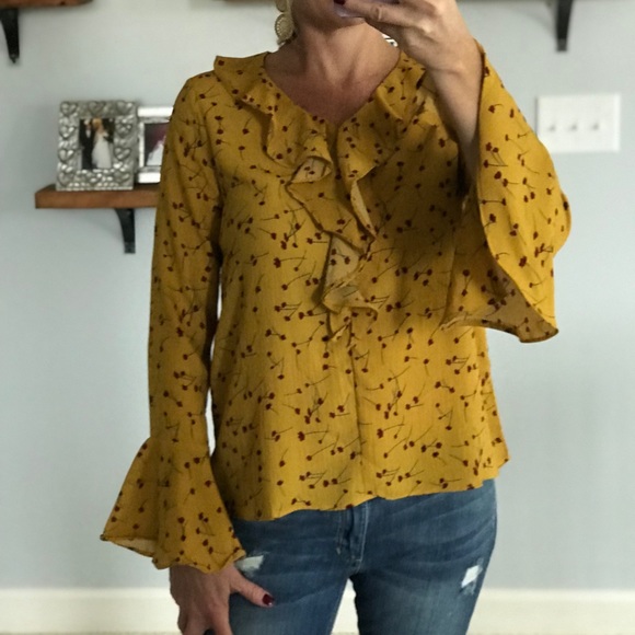 🌻Size Small Left🌻Bell Sleeve, Ruffle Front Top - Picture 3 of 7